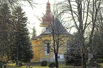 Kostel svatého Vavřince stojí v menším parku přímo na sečském náměstí.