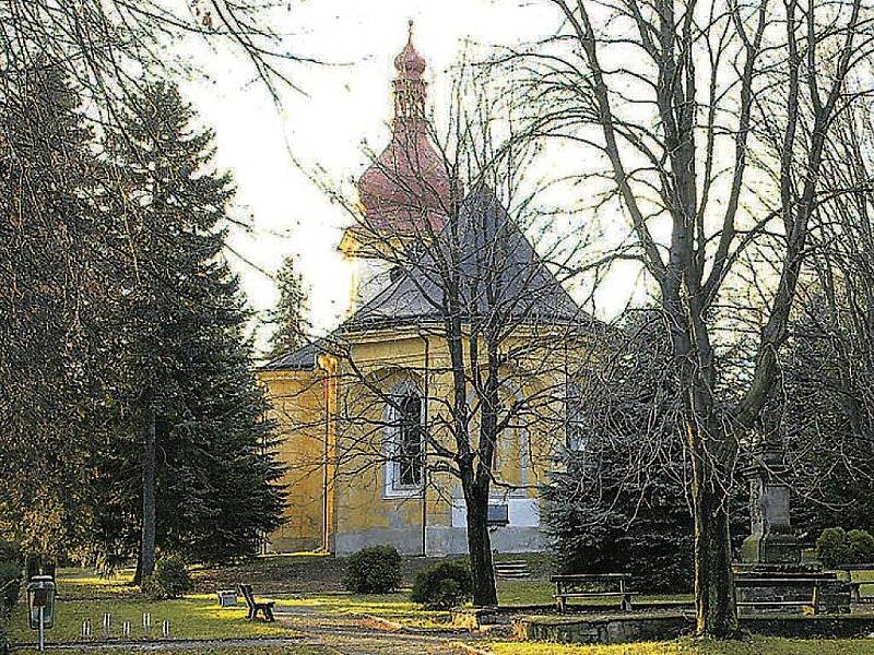 Kostel svatého Vavřince stojí v menším parku přímo na sečském náměstí.