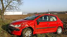 Řidička při nehodě u Vestce obrátila auto na střechu. 