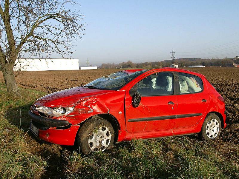 Řidička při nehodě u Vestce obrátila auto na střechu. 