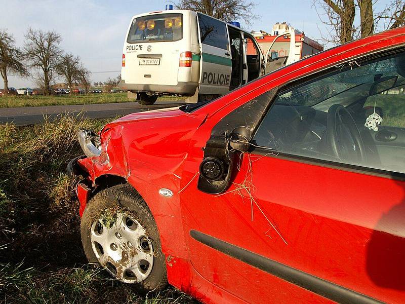 Řidička při nehodě u Vestce obrátila auto na střechu. 
