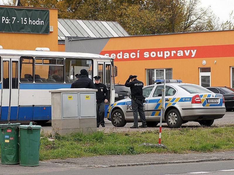 Zákazníci, kteří přicházeli areálu společnosti Centrum služeb v chrudimské ulici Obce Ležáků byli vylekáni pohledem na drsnou ochranku a autobus sloužící jako zátaras. Na místo dorazila i policie.