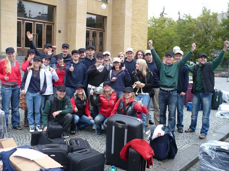 Včera  dopoledne u Divadla Karla Poppicha vážil svá zavazadla národopisný soubor Kohoutek před odjezdem na letiště, odkud odlétá do jihokorejského Soulu.