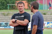 Trenér Pavel Jirousek v rozhovoru s kapitánem mužstva Tomášem Linhartem.