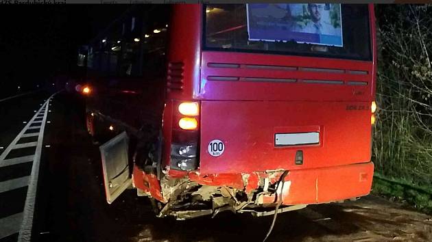 Nehoda autobusu a osobního vozidla zastavila v úterý večer provoz na silnici ve Slatiňanech u odbočky na Kunčí.