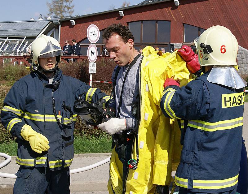 Během taktického cvičení Bazén 2008 byl simulován únik chlóru v hlineckém bazénu.