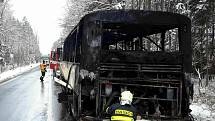 Požár autobusu u Nové Vsi na Chrudimsku. Čtyřicet dětí se z něj naštěstí dostalo včas.