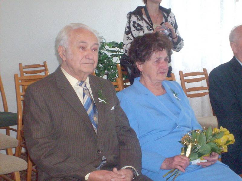  V obřadní síni zaječického obecního úřadu oslavily zlatou svatbu Josefa a Ladislav Lupoměstských a Eva a Jan Vavřinovi, ale i Hana a Miroslav Slavíkovi.