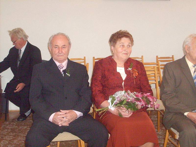  V obřadní síni zaječického obecního úřadu oslavily zlatou svatbu Josefa a Ladislav Lupoměstských a Eva a Jan Vavřinovi, ale i Hana a Miroslav Slavíkovi.