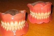 Zubní protéza. Ilustrační foto