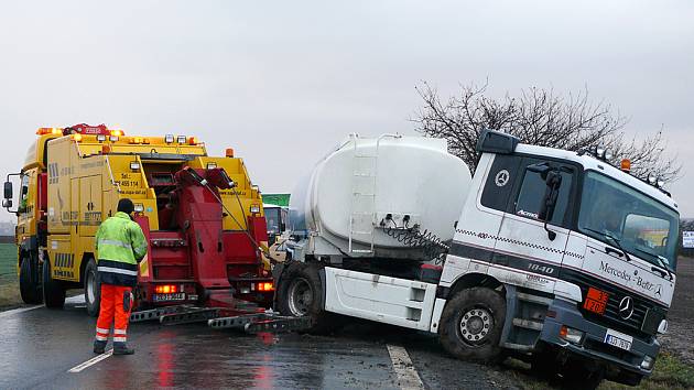 Dopravní nehoda palivové cisterny u Medlešic.