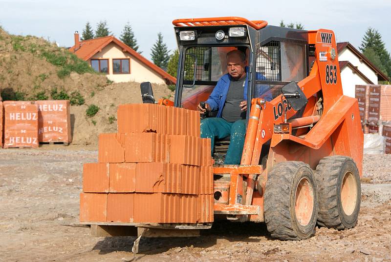 Stavební činnosti se na jaře daří, strojaři se však propadají do červených čísel. I