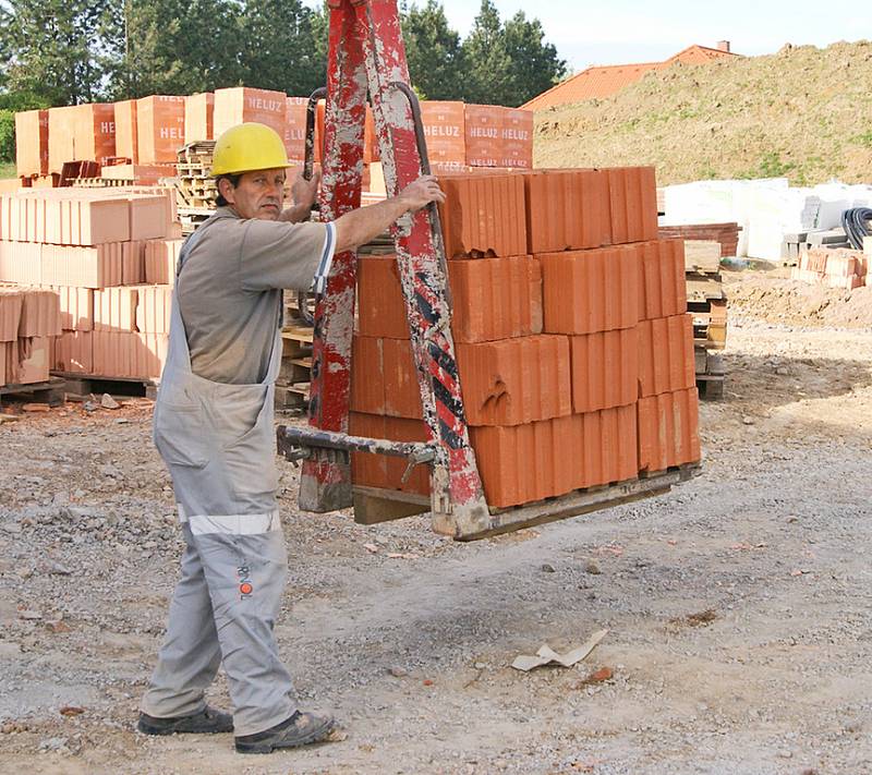 Stavební činnosti se na jaře daří, strojaři se však propadají do červených čísel. I