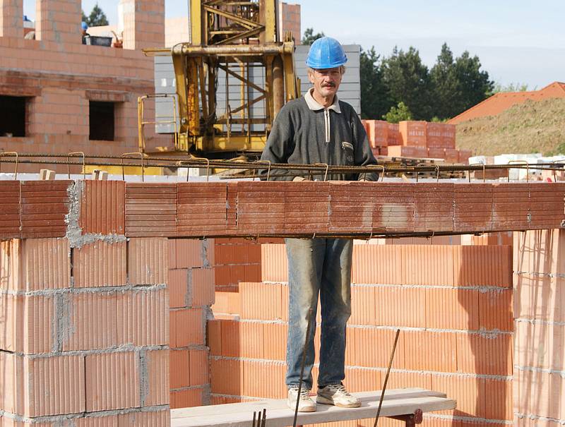 Stavební činnosti se na jaře daří, strojaři se však propadají do červených čísel. I