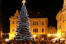 Vánoční strom na Resselově náměstí v Chrudimi.