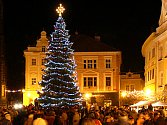 Vánoční strom na Resselově náměstí v Chrudimi.
