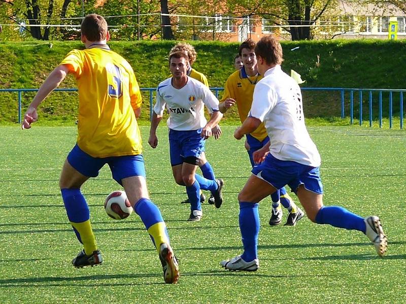 Fotbalové utkání I. B třídy AFK Chrudim B - Třemošnice rozhodl jediný gól hostujícího Ondřeje Vančury.