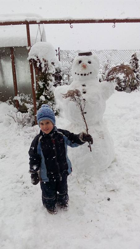 Radost ze sněhové nadílky mají hlavně děti.