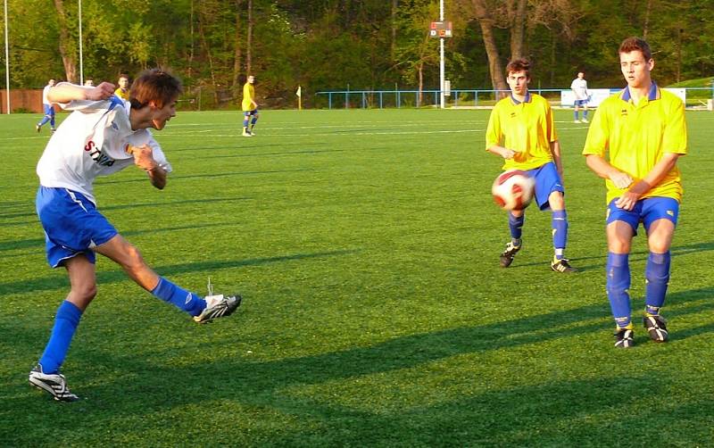 Fotbalové utkání I. B třídy AFK Chrudim B - Třemošnice rozhodl jediný gól hostujícího Ondřeje Vančury.