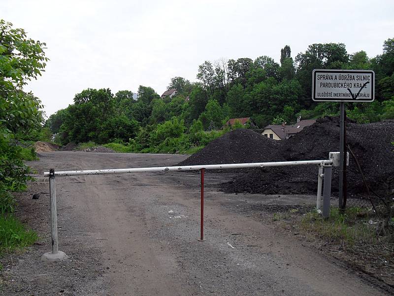 Skládka úložiště inertního odpadu v přírodní památce Ptačí ostrovy.