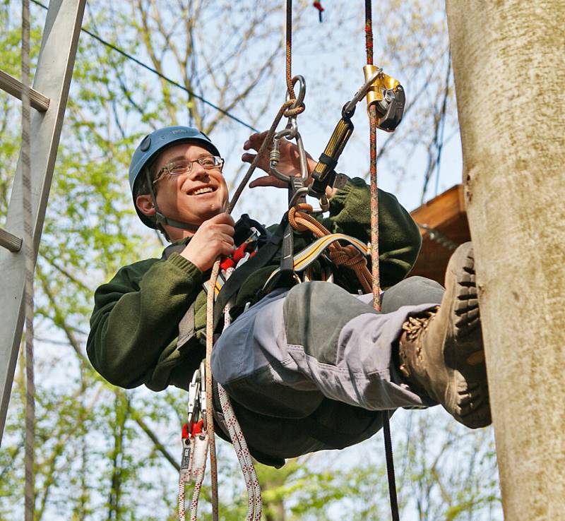 V LESÍCH NA CHRUDIMSKÉ PODHŮŘE vyrůstá lanový park. Jeho dodavatel, pražská společnost Outdoor Solutions , včera uspořádal školení pro obsluhu tohoto centra, které bude zřejmě již koncem května sloužit dospělým i dětem. 