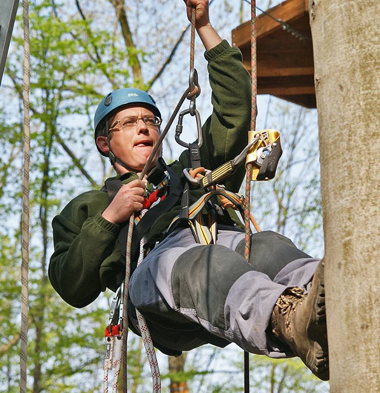 V LESÍCH NA CHRUDIMSKÉ PODHŮŘE vyrůstá lanový park. Jeho dodavatel, pražská společnost Outdoor Solutions , včera uspořádal školení pro obsluhu tohoto centra, které bude zřejmě již koncem května sloužit dospělým i dětem. 