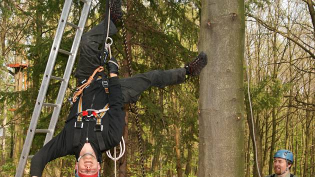 V LESÍCH NA CHRUDIMSKÉ PODHŮŘE vyrůstá lanový park. Jeho dodavatel, pražská společnost Outdoor Solutions , včera uspořádal školení pro obsluhu tohoto centra, které bude zřejmě již koncem května sloužit dospělým i dětem. 