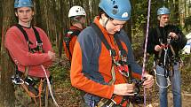 V LESÍCH NA CHRUDIMSKÉ PODHŮŘE vyrůstá lanový park. Jeho dodavatel, pražská společnost Outdoor Solutions , včera uspořádal školení pro obsluhu tohoto centra, které bude zřejmě již koncem května sloužit dospělým i dětem. 