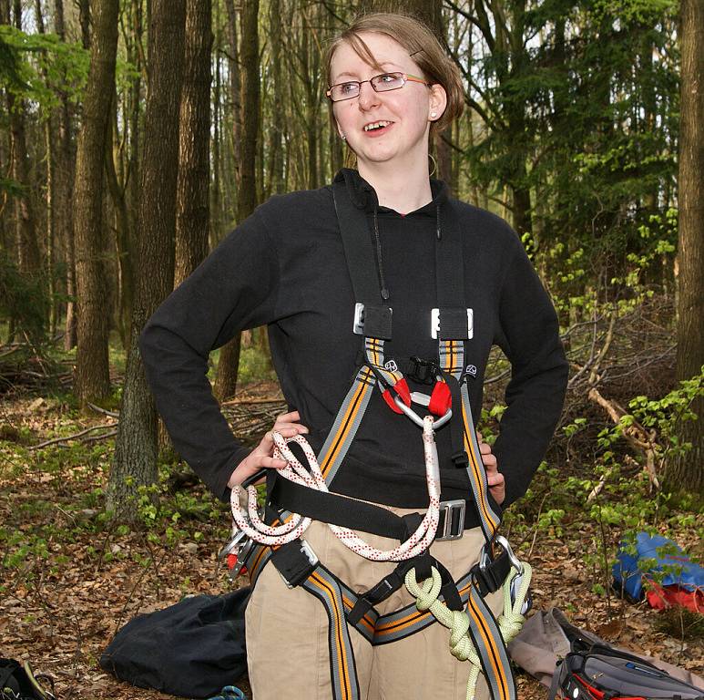 V LESÍCH NA CHRUDIMSKÉ PODHŮŘE vyrůstá lanový park. Jeho dodavatel, pražská společnost Outdoor Solutions , včera uspořádal školení pro obsluhu tohoto centra, které bude zřejmě již koncem května sloužit dospělým i dětem. 