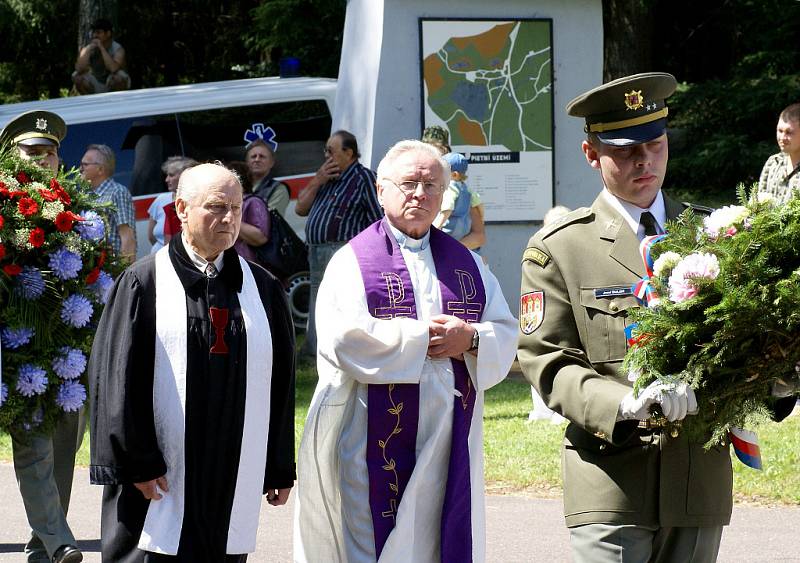 Pietní akt v památníku Ležáky v roce 2007.