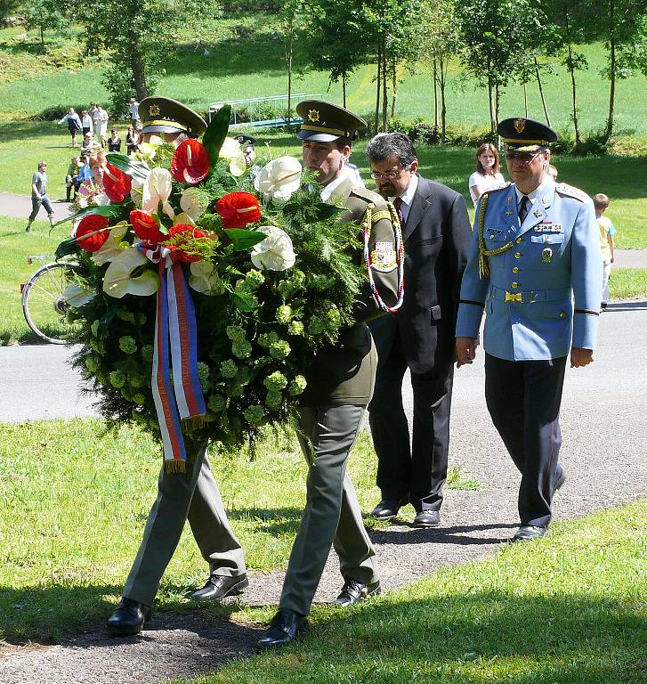 Pietní akt v památníku Ležáky v roce 2007.