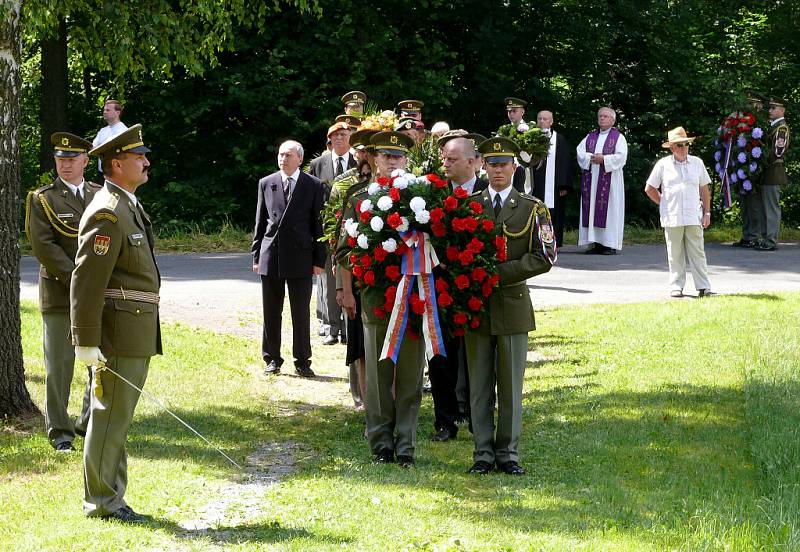 Pietní akt v památníku Ležáky v roce 2007.