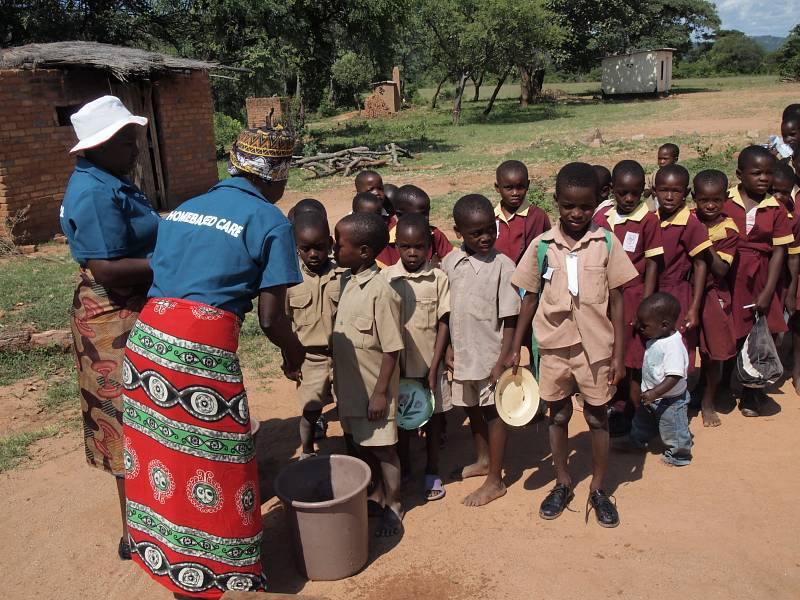 Uvnitř komunity v Lushumbe v africkém Zimbabwe žije 159 dětí, kterým nemoc AIDS vzala rodiče. Přesto děti nezůstaly úplně samy.