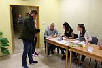 Snímky byly pořízeny ve volebních místnostech v Chrast – domově pro seniory a na Obecním úřadu ve Vrbatově Kostelci.