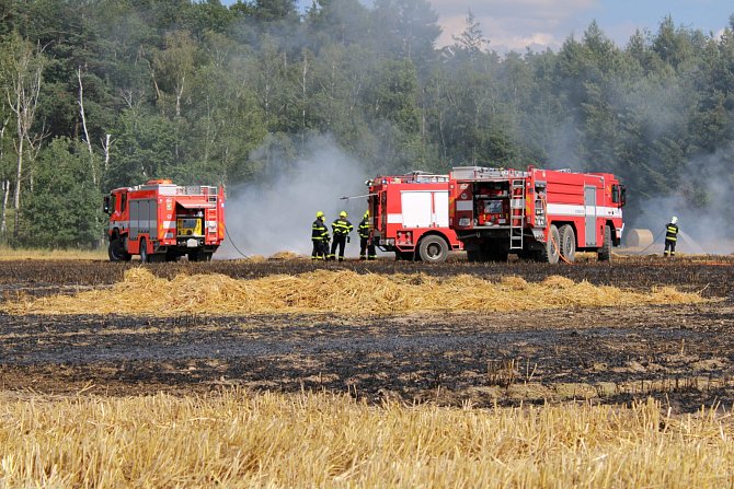U Luže na Chrudimsku hořelo pole a zemědělská technika. Požár komplikoval silný vítr