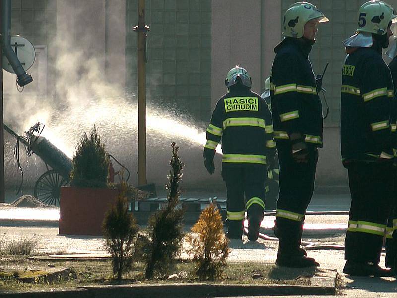 Centrum Chrudimi ohrožoval v pondělí dopoledne požár svářecí soustavy.