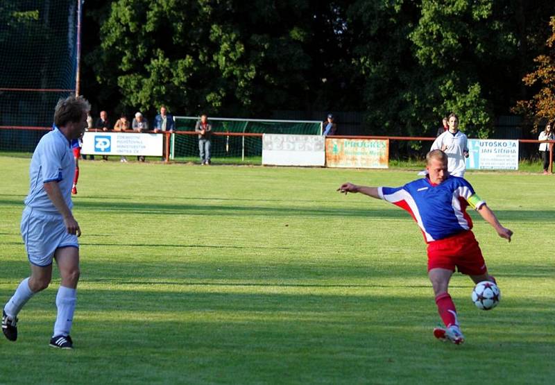 Z utkání I. A třídy ve fotbale Heřmanův Městec - Přelouč 3:0 (1:0).