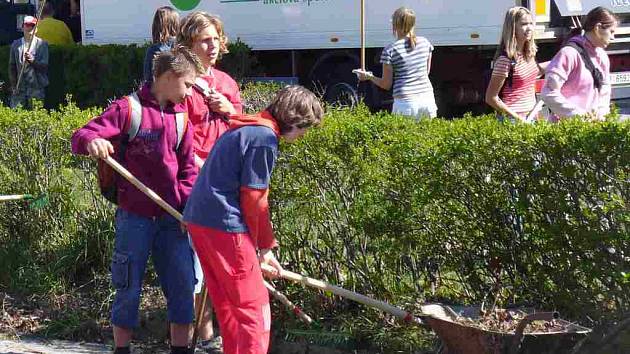 Děti uklízejí prosečské náměstí v rámci Dne Země