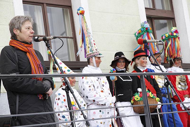 Ilona Vojancová představila přítomným blatenské masopustní masky.