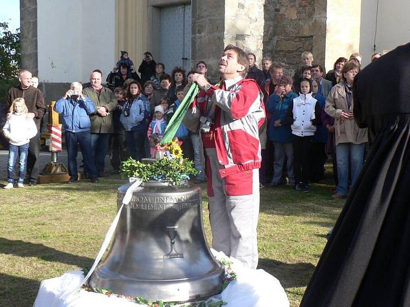 Na věž evangelického kostela v Krouně byl nainstalován nový zvon Ais.