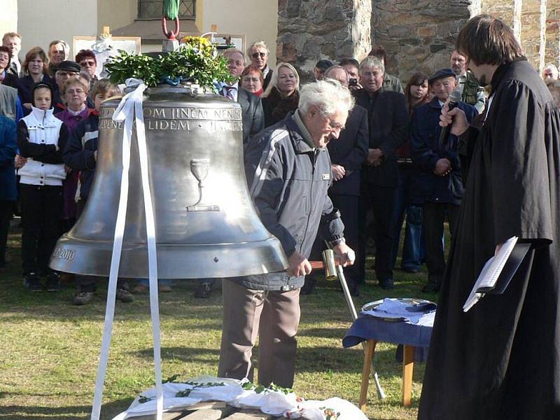 Na věž evangelického kostela v Krouně byl nainstalován nový zvon Ais.