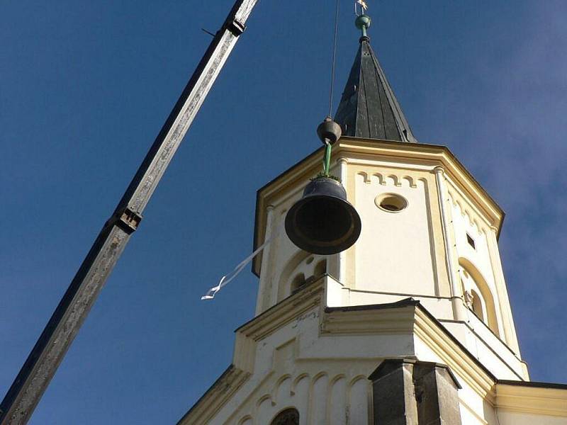 Na věž evangelického kostela v Krouně byl nainstalován nový zvon Ais.