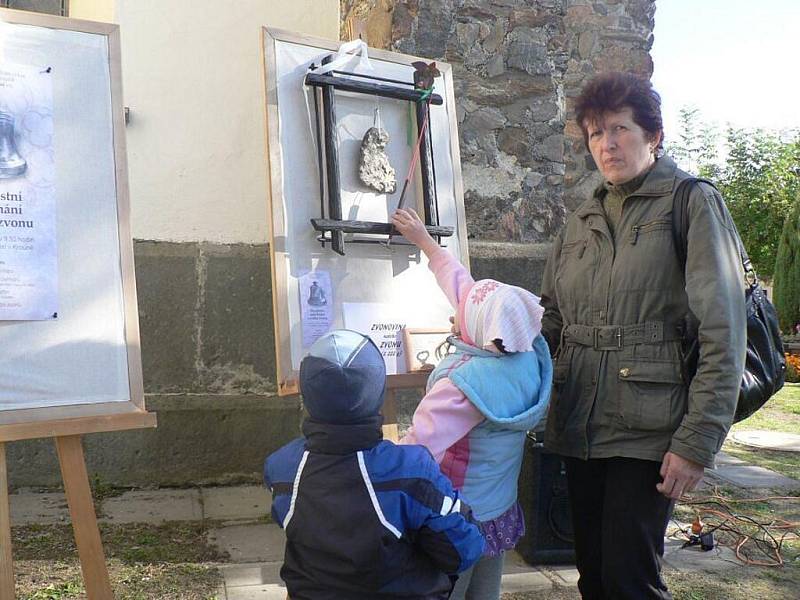 Na věž evangelického kostela v Krouně byl nainstalován nový zvon Ais.