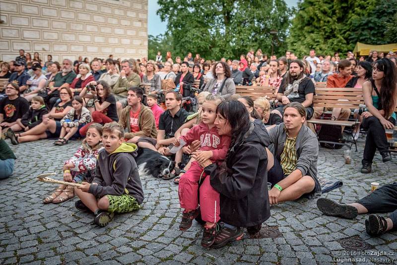 Ke dvěma stovkám lidí přišlo v sobotu pomoci se žněmi do Archeoskanzenu v Nasavrkách.