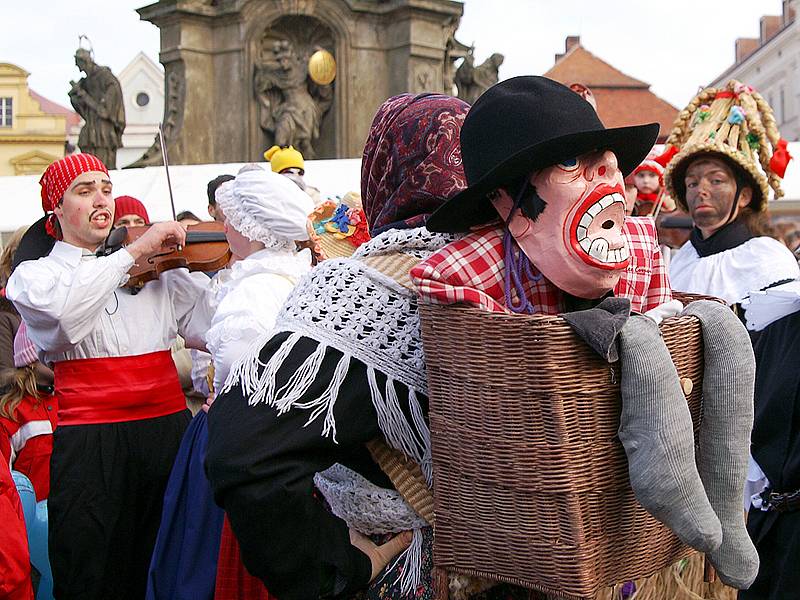 Masopustní veselí na Resselově náměstí v Chrudimi.