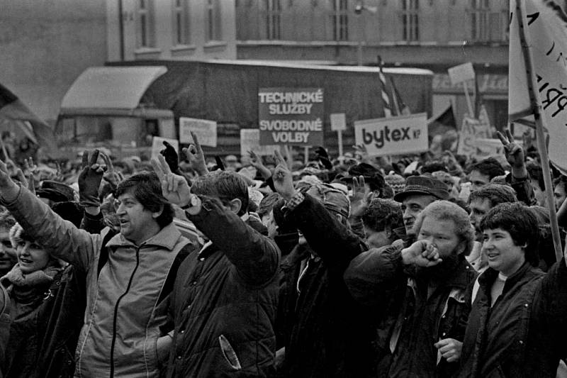 17. listopad 1989: Demonstranti v Hlinsku zaplnili celé náměstí.