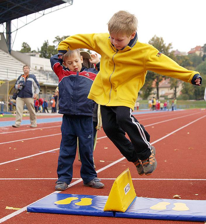 Letní stadion v Chrudimi patřil atletům z mateřinek.