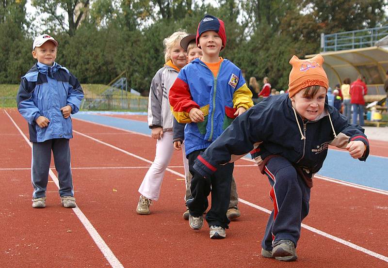 Letní stadion v Chrudimi patřil atletům z mateřinek.