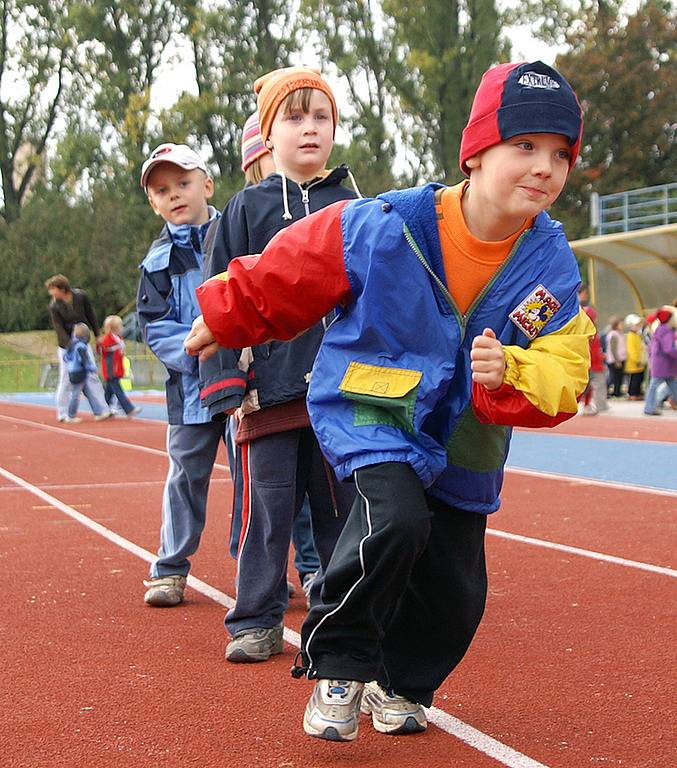 Letní stadion v Chrudimi patřil atletům z mateřinek.