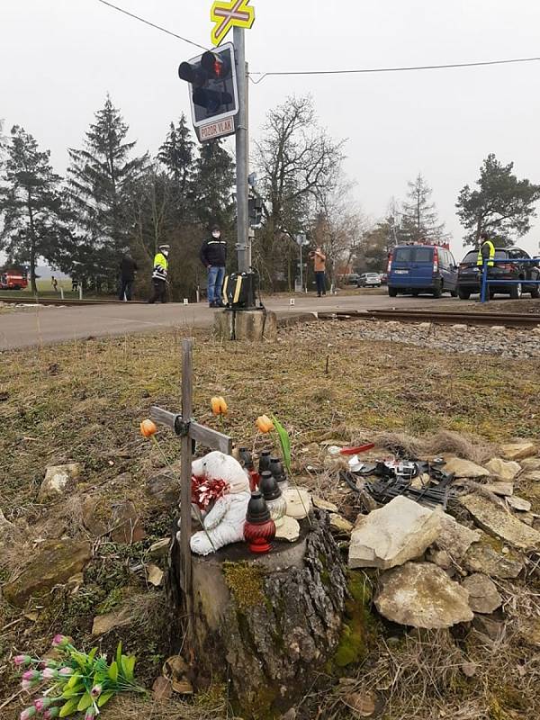 Zaječice - K tragické nehodě došlo ve čtvrtek před půl třetí hodinou v Zaječicích. Osobní vůz Škoda Octavia s dvoučlennou posádkou vjel na železniční přejezd, kde se střetl s projíždějícím vlakem. Ten vlekl vůz před sebou dlouhých dvě stě metrů a osádka v